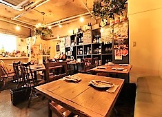 NIDO（ニド） 求人 カウンター席・テーブル席ともにありますが、お客様全ての顔を見ながら働ける環境も魅力です！