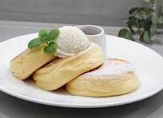 幸せのパンケーキ 求人 マヌカハニーや発酵バター、一つひとつの素材にこだわった“ふわふわパンケーキ”を提供しています。