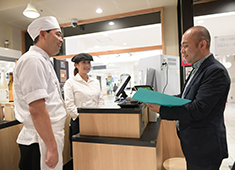 【和食ダイニング】【グルメ廻転寿司】【立ち飲み寿司】／株式会社ネオ・エモーション 求人 昔ながらの「職人の下で学ぶ」のではなく、教育制度がしっかりしているため、身につくスピードが違います。