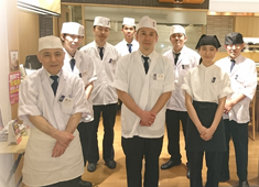 【和食ダイニング】【グルメ廻転寿司】【立ち飲み寿司】／株式会社ネオ・エモーション 求人 ヘルプやイベントもあるため、店舗同士の交流が盛ん。店舗間のイザコザは全くありません。