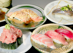 【和食ダイニング】【グルメ廻転寿司】【立ち飲み寿司】／株式会社ネオ・エモーション 求人 三浦三崎港のマグロを中心に、全国から旬の鮮魚を仕入れています。