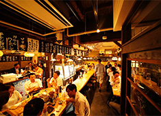 「佐賀 ふもと赤鶏 馬喰町店」「酒場 髙しな 小伝馬町店」 求人 山麓の山小屋をイメージした店内。にぎやかな雰囲気を演出する内装にもこだわります。