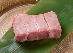 肉匠 堀越 求人 和モダンでオシャレな店内で、一般的な焼肉店とは一線を画した雰囲気。お客様とのコミュニケーションを大事にしています。