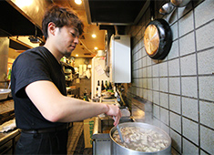 渋谷 鳥市／株式会社 遠州山一 求人 ランチ営業をしていないから、仕込みに集中できます。