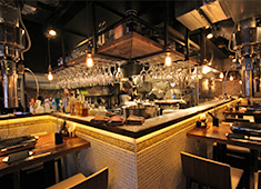 Grilled Meat Bal Taiju（グリルミートバルタイジュ）、他／株式会社 太樹苑 求人 開放的なオープンキッチンだか
ら…やりがいも抜群！お客様と距離が近い分、感想も直に伝わる好環境！