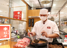 株式会社 柿安本店 （レストラン営業部・惣菜営業部）　※ジャスダック上場企業 求人 惣菜調理は18時までの勤務なので、家族と過ごす時間や、自分の趣味に費やす時間は十分にあります！