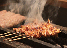 「炭火焼鳥 一鳥」 「地鶏や 一鳥」 求人 焼き手によって全く味付けが変わる焼き物。おいしくできる技術があなたにも身に付きます！