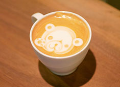 Cafe & Dining ICHI no SAKA（イチノサカ） 求人 一杯一杯丁寧に仕上げるラテアート。バリスタ経験者はもちろん、これから学びたい方も大歓迎です！