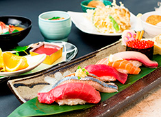 江戸前寿し 回転寿し 立ち食い寿し 「寿し常」／株式会社 豊田 求人 鮮魚の仕入れや販売事業も軸としており、新鮮な魚介類を仕入れできるノウハウあり！旬の素材を扱える環境です！