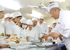 独楽寿司（こまずし）／株式会社 システム企画 求人 寿司職人の魅力を伝えるため、専門学校での特別授業も行っています。