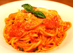 PASTAVOLA（パスターヴォラ）／株式会社trotto 求人 各店共通のコンセプトはありますが、店舗独自のメニューも展開しています