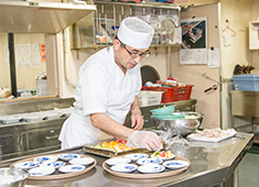 共栄マリン株式会社 求人 8名～77名の乗組員の食事を1人～4人のメンバーで準備します。