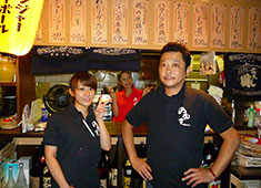 「すし居酒屋 まんげつ」「肉十八番」「魚えん」「みやもと牧場」etc.／株式会社 ビー・フェイス 求人 右が代表の浅尾(46才)。パッと見は強面ですが(笑)、お兄さんのようなお父さんのような存在として親しまれています。