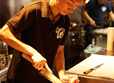「すし居酒屋 まんげつ」「肉十八番」「魚えん」「みやもと牧場」etc.／株式会社 ビー・フェイス 求人 高級店よりも、飾らないカジュアルなお店で自分らしく働きたい方、そんな方にピッタリの職場です。