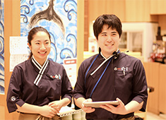 回し寿司 活／株式会社 活美登利 求人 寿司職人だけでなく、ホールスタッフも大歓迎です！明るい笑顔でお客様を迎えてください！