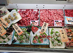 小さな魚がし 野口鮮魚店／築地 大宮商店 求人 本店では魚の販売もおこないます。刺身や煮つけなど、様々な魚料理を鮮魚店としても販売している珍しいお店です。