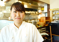 CUCINA IL TETTO／クッチーナ イル テット 求人 21：30ラストオーダー。場所柄閉店時間は早めです。家が遠い人も安心です。引っ越費用を補助しています。