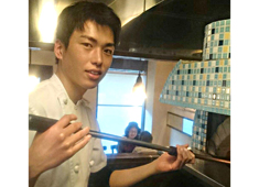 CUCINA IL TETTO／クッチーナ イル テット 求人 初めまして！ストーヴ・ピッツァをメインに担当しています。小さな温かいお店なので働きやすい雰囲気ですよ。