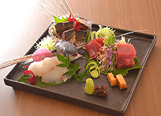 日本料理 古今／株式会社 プルミエ 求人 和食の基礎から応用まで身に付きます。