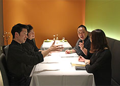 Gaucher（ゴーシェ） 求人 スタッフでのミーティングはいつも笑いが絶えないお店です！