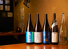 魚と酒 はなたれ 人形町店／株式会社4ever conceptions 求人 ▲お酒の仕入れや値付けもお任せしていきます！オープンキッチンでお客様と日本酒談議に花が咲くことも♪