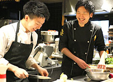 「VIVACE 恵比寿」「QUINTO 新宿」「QUARTO 西新宿」「ROMANO 五反田」「Azzurri 神楽坂」 「COLOSSEO 中目黒」「食彩一番 神楽坂」／東京食彩 株式会社 求人 写真は右がシェフ、左が新卒2年目のスタッフ。フラットでアットホームな職場です。