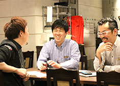 「VIVACE 恵比寿」「QUINTO 新宿」「QUARTO 西新宿」「ROMANO 五反田」「Azzurri 神楽坂」 「COLOSSEO 中目黒」「食彩一番 神楽坂」／東京食彩 株式会社 求人 キッチンもホールもみんなで話し合い、協力し合いながら、お店づくりをしています！