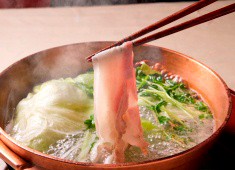 赤坂うまや新宿 求人 「黒豚ばら肉しゃぶしゃぶ鍋」。うまやの鍋は野菜をタップリ使う事が特徴の１つ。素材本来の味を最大限に活かします。