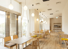 Morceau（モルソー） 求人 やわらかい日差しが差し込む、開放感あふれる店内。白を基調とした落ち着いた空間です。