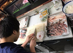 料理人のいる魚屋　かず家、他 求人 お客様の反応が直に伝わるオープンキッチンなのでやりがい溢れる環境！