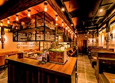 株式会社パッションアンドクリエイト／Passion & Create Co., Ltd. 求人 レンガ調のオシャレな店内。肉バルやアメリカンダイナーの様な雰囲気のお店作りをしています。