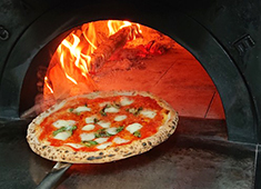 PIZZERIA ROSA（ピッツェリア ローザ） 求人 ▲薪窯を使用した本格ピッツァ