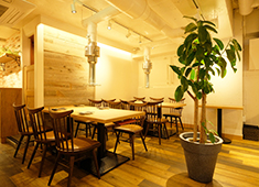 焼肉ビストロ USHITOKU／TOKUJU CO., LTD.（株式会社 徳壽） 求人 女性同士でも来店しやすいような細部までこだわったスタイリッシュな内装です。