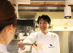 焼肉ビストロ USHITOKU／TOKUJU CO., LTD.（株式会社 徳壽） 求人 キッチン・ホールという垣根をなくし、全員が仕事をサポートし合える環境をつくっています。