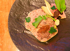Nid CAFE（ニドカフェ） 求人 本格的なフレンチをビストロの価格で楽しめるお店。フレンチを基礎から応用まで学ぶことができます。