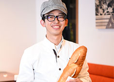 BOULANGERIE Cafe Ruban（リュバン）、RESTAURANT MEGUMI（メグミ）／株式会社フローラ企画 求人 ベーカリーカフェでは、乳化剤やイーストフードを使わず焼き上げたパンを提供します。