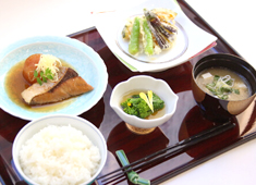 株式会社LEOC（レオック） 求人 毎日のお食事を美味しく、そして楽しく食べていただけるよう、飽きのこないメニュー作りと手作り調理にこだわっています。