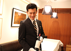 ZURRIOLA/銀座 スリオラ 求人 ワインセラーはスペインワインを中心に多種を貯蔵。ソムリエとして経験を活かしたい方や学びたい方もピッタリなお店です
