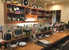 Kitchen&Bar BORABORA 求人 キッチン横のカウンター。ドリンクメニューも豊富！ワインも多種取り扱っているので、好きな方、勉強したい方にピッタリ◎