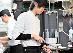 近江うし 焼肉 にくTATSU／株式会社 SEP 求人 各部屋の担当を決めて営業をしているので、そういった部分も1組を大切に働ける理由のひとつ！