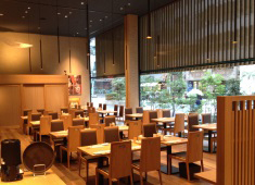 赤坂うまや新宿 求人 天井高5Mで圧倒的開放感の店内。壁の一面はガラスで、昼は明るく、夜はライトアップされます。