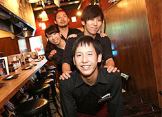 株式会社ファーストリング 求人 平均年令27才！キッチン、ホールの垣根がなく、お互い助け合いながら仕事ができる環境です！