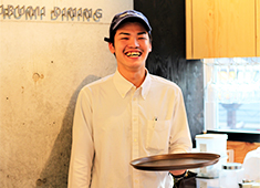 TSURUMI DINING（ツルミ ダイニング）／SAKE BISTRO Na-Na／株式会社フルルドレーヴ 求人 20～40代のスタッフが活躍中！未経験から入社したスタッフもおり、各々の経験を活かして全員笑顔で働いています！