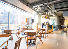 TSURUMI DINING（ツルミ ダイニング）／SAKE BISTRO Na-Na／株式会社フルルドレーヴ 求人 開放的な店内は働きやすさも抜群！お客様の「顔」が見渡せるので、やりがいも満載！（オープンキッチンです）