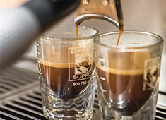 MOG・MOG カフェ・レストラン事業部 求人 エスプレッソメーカーも高品質のマシンを使用しています。