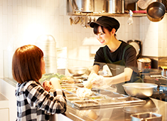 CRISP SALAD WORKS／CRISP,INC.（株式会社 クリスプ） 求人 ただの飲食店ではなく、サラダと接客を通じて、お客様にワクワクするような体験を提供していきます。