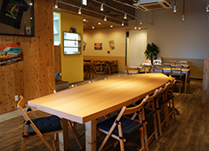L＆L Hawaiian BBQ Enoshima 求人 サーフボード型のテーブル（特注品！）が中央に位置する店内はハワイの雰囲気そのもの！