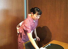 株式会社 なだ万 求人 着物着用でホスピタリティ溢れる接客をしてもらいます。