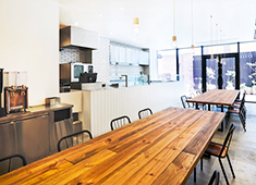 CRISP SALAD WORKS／CRISP,INC.（株式会社 クリスプ） 求人 空間や細部にまでこだわり、一つひとつのお店に個性を持たせ、大切に作り上げています。