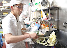 Food Store Aoki（フードストア あおき）※東京豊洲店／株式会社あおき 求人 年齢不問！幅広い年齢層のメンバーが活躍しています。